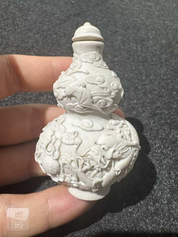 清中期 反瓷堆刻龙纹葫芦鼻烟壶 - 图2